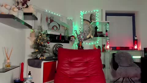 Snapshot of 2bigass4_u chatting on December 25, 6:52 pm Alice online show from December 25, 6:52 pm