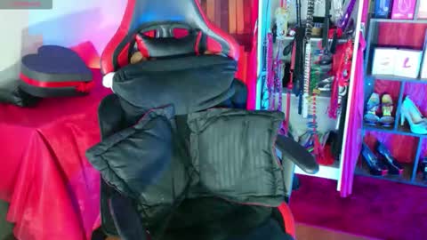 Snapshot of 2diamond_eyes chatting on October 19, 3:30 am Arianna online show from October 19, 3:30 am