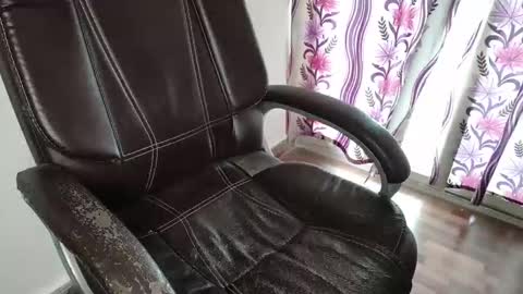 _aleena_ online show from October 25, 5:15 am