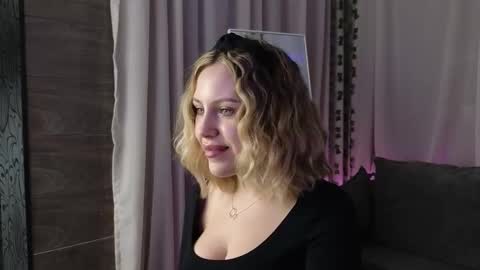 _amymoore_ online show from February 13, 1:51 am