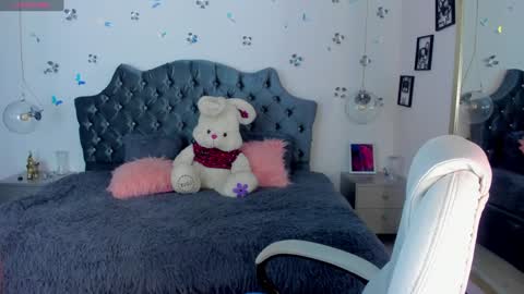 Snapshot of _antonnela_ chatting on January 20, 2:14 pm antonnela online show from January 20, 2:14 pm