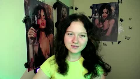 Snapshot of _foxy_lady chatting on September 18, 6:34 am Alice online show from September 18, 6:34 am