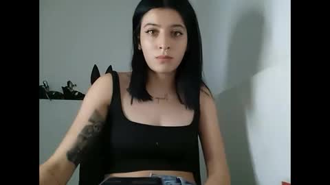 Snapshot of _genesid_dixton chatting on February 12, 1:30 am Mia-foster online show from February 12, 1:30 am