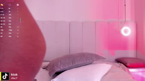 Snapshot of _huge_boobs_ebony chatting on October 13, 6:32 pm Darlis online show from October 13, 6:32 pm