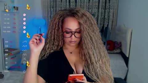 _just_a_queen_3 online show from December 17, 6:23 pm