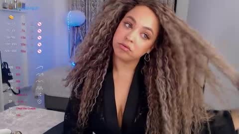 _just_a_queen_3 online show from October 12, 5:15 pm