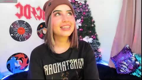 Snapshot of _karine01 chatting on December 29, 12:20 am _karine01 online show from December 29, 12:20 am