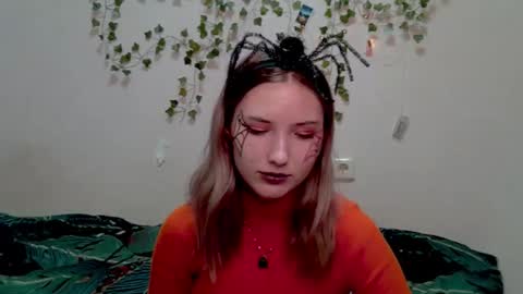 Snapshot of _kikiclark_ chatting on October 31, 7:29 pm _kikiclark_ online show from October 31, 7:29 pm