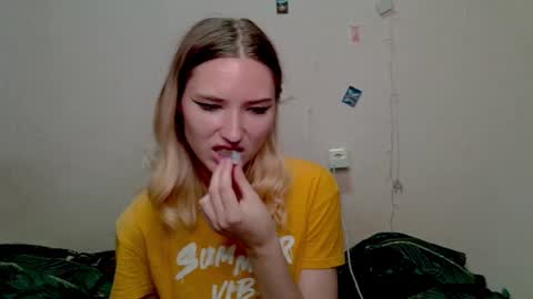 Snapshot of _kikiclark_ chatting on October 17, 9:18 pm _kikiclark_ online show from October 17, 9:18 pm