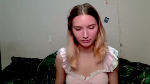 Snapshot of _kikiclark_ chatting on October 16, 9:06 pm _kikiclark_ online show from October 16, 9:06 pm