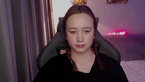 _lalune_ online show from October 14, 8:39 am