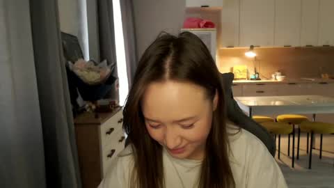 _lalune_ online show from April 18, 2:52 pm