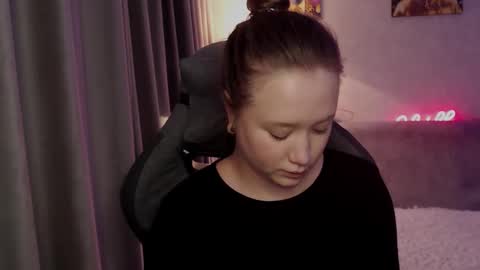 _lalune_ online show from September 30, 12:44 pm