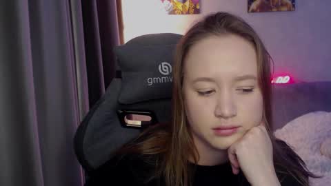 _lalune_ online show from October 9, 1:04 pm