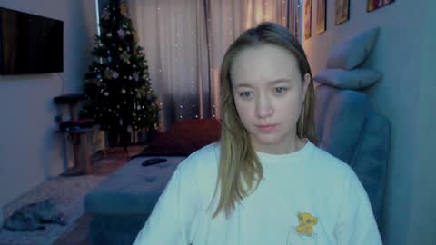 _lalune_ online show from December 15, 5:56 am
