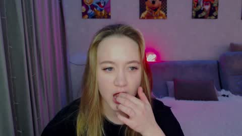 _lalune_ online show from December 25, 7:24 pm