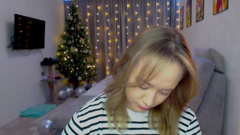 _lalune_ online show from December 2, 12:06 pm