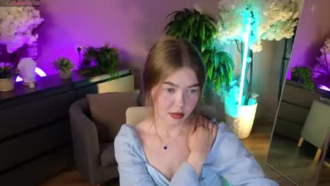 _liilcrystal_ online show from July 12, 8:31 pm
