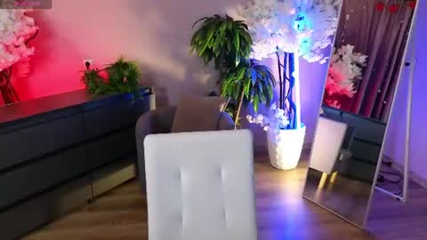 _liilcrystal_ online show from July 18, 7:05 pm