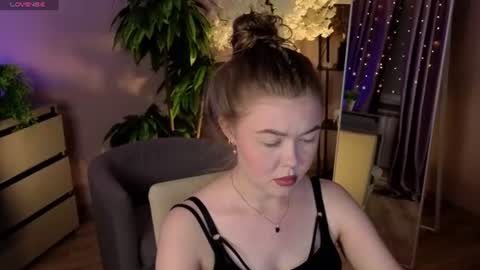 _liilcrystal_ online show from July 10, 8:20 pm