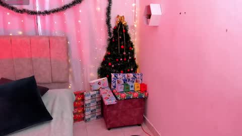 Snapshot of _little_ivy chatting on December 18, 8:03 pm Ivy 3 online show from December 18, 8:03 pm