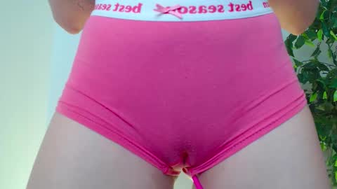 Snapshot of _little_misss chatting on October 7, 9:36 am Mila  online show from October 7, 9:36 am