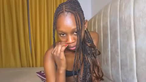 Littlevenus online show from November 18, 11:37 pm