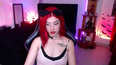 Snapshot of _lucyx__ chatting on October 21, 8:57 pm Queen. Help me reach 100 thumbs up online show from October 21, 8:57 pm