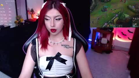 Snapshot of _lucyx__ chatting on September 30, 7:30 pm Queen. Help me reach 100 thumbs up online show from September 30, 7:30 pm