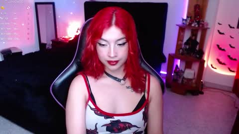 Snapshot of _lucyx__ chatting on October 19, 8:55 pm Queen. Help me reach 100 thumbs up online show from October 19, 8:55 pm