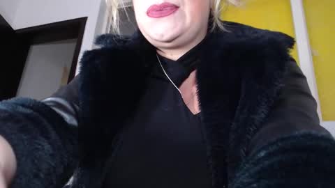 _lunagold_ online show from February 16, 1:44 pm