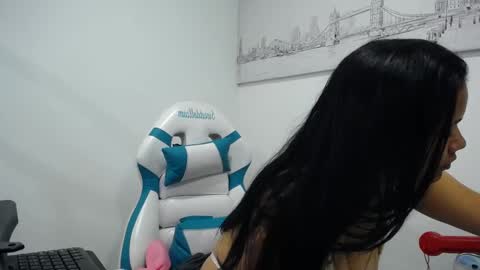 Snapshot of _miaaleon chatting on February 18, 1:11 pm Mia online show from February 18, 1:11 pm