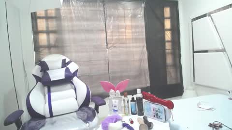 Snapshot of _miaaleon chatting on January 28, 12:00 pm Mia online show from January 28, 12:00 pm