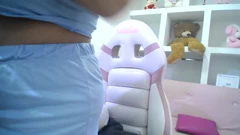 Snapshot of _miaaleon chatting on January 22, 1:00 pm Mia online show from January 22, 1:00 pm