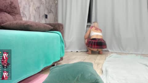 Snapshot of _miss_strawberry_ chatting on December 7, 1:29 pm Sofia birthday october 29 online show from December 7, 1:29 pm