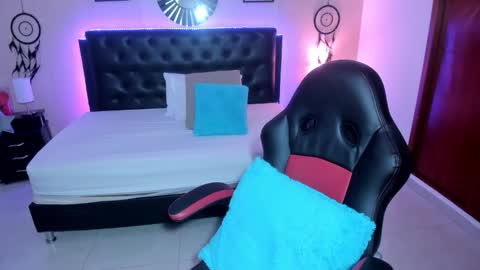 Olivia jones online show from March 12, 12:30 pm