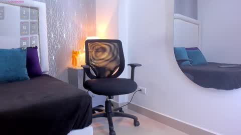 Snapshot of _peach1_ chatting on October 23, 2:45 pm  peach1  online show from October 23, 2:45 pm