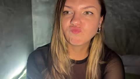 Snapshot of _private_person_ chatting on October 28, 3:51 pm HADLY see u online 0312 online show from October 28, 3:51 pm