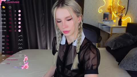 Scarlet online show from December 14, 3:15 pm