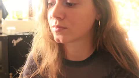Snapshot of _sensualia_ chatting on January 23, 10:33 pm Lia online show from January 23, 10:33 pm