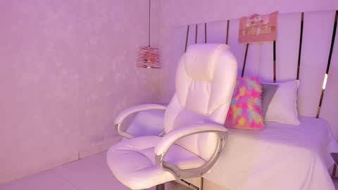 Snapshot of _tinyrousse_ chatting on December 11, 7:14 pm Rousse online show from December 11, 7:14 pm