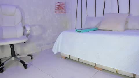 Snapshot of _tinyrousse_ chatting on February 16, 7:05 pm Rousse online show from February 16, 7:05 pm