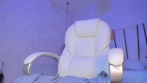 Snapshot of _tinyrousse_ chatting on December 9, 7:07 pm Rousse online show from December 9, 7:07 pm