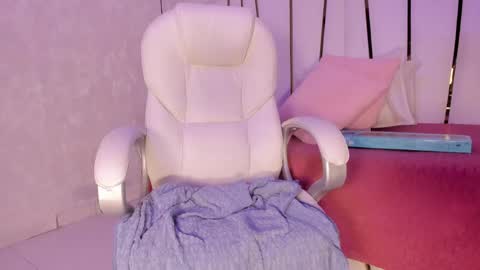 Snapshot of _tinyrousse_ chatting on February 18, 7:21 pm Rousse online show from February 18, 7:21 pm