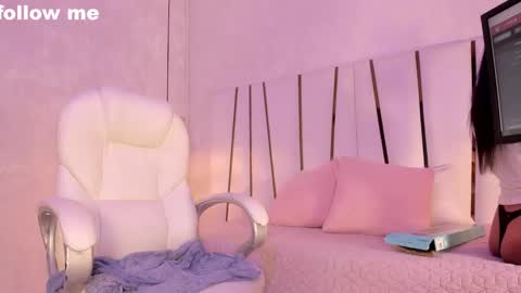 Snapshot of _tinyrousse_ chatting on February 22, 7:10 pm Rousse online show from February 22, 7:10 pm