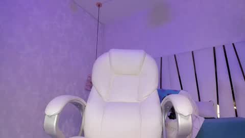 Snapshot of _tinyrousse_ chatting on February 2, 6:20 pm Rousse online show from February 2, 6:20 pm