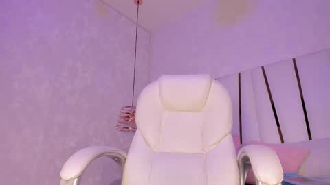 Snapshot of _tinyrousse_ chatting on February 24, 7:19 pm Rousse online show from February 24, 7:19 pm