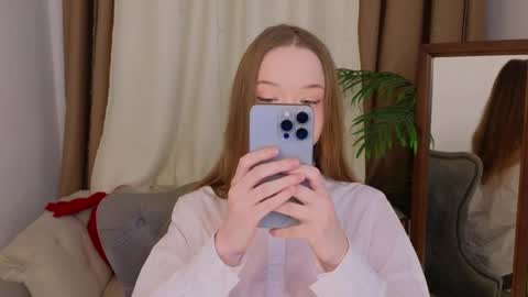 Snapshot of _violet_mills_ chatting on February 16, 8:11 pm Violet online show from February 16, 8:11 pm