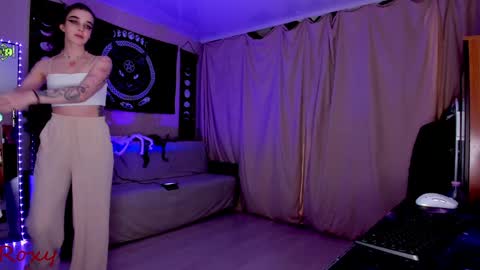 Snapshot of _yourwetdreams_ chatting on December 19, 7:51 am Roxy online show from December 19, 7:51 am