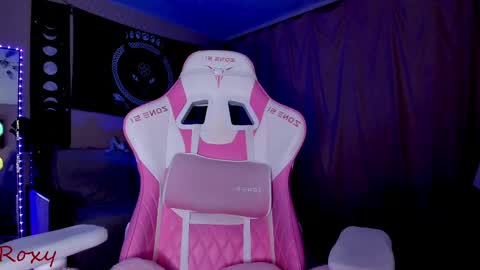 Snapshot of _yourwetdreams_ chatting on February 18, 10:25 pm Roxy online show from February 18, 10:25 pm